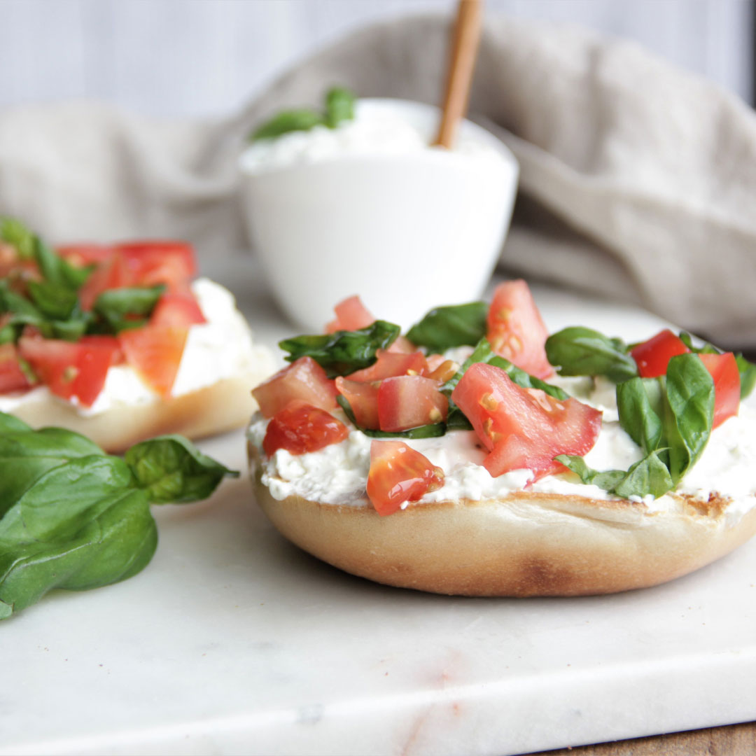 Bagel with Ísey-cheese spread tomatoes and basilica